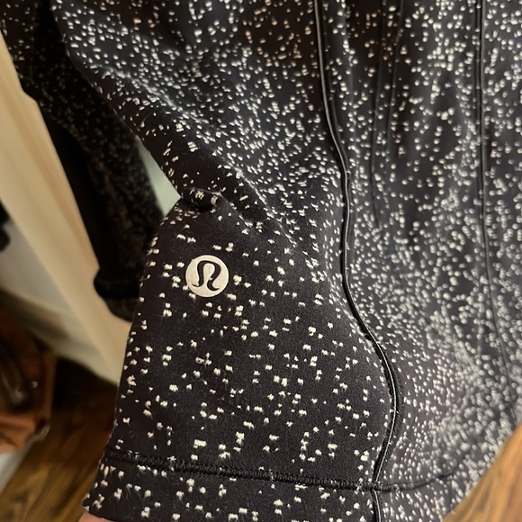 Lululemon running 1/2 zip sweater size 8 - Picture 4 of 7